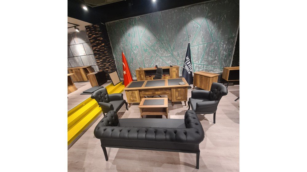 Granj rustik yönetici masa takımı, doğal ahşap dokusu, deri sümenli tablası ve klasik formlu plastik ayakları ile ofis ortamında Mini Chester koltuklar ile sergileniyor.